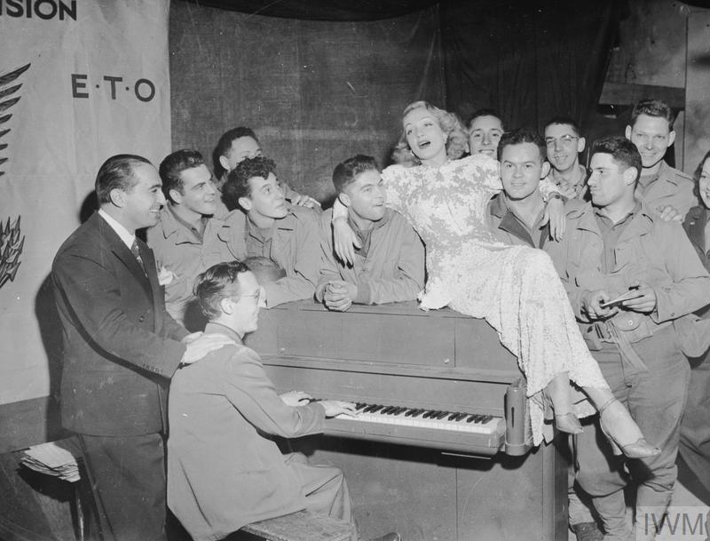 IWM_(EA_41430)_Marlene_Dietrich_France